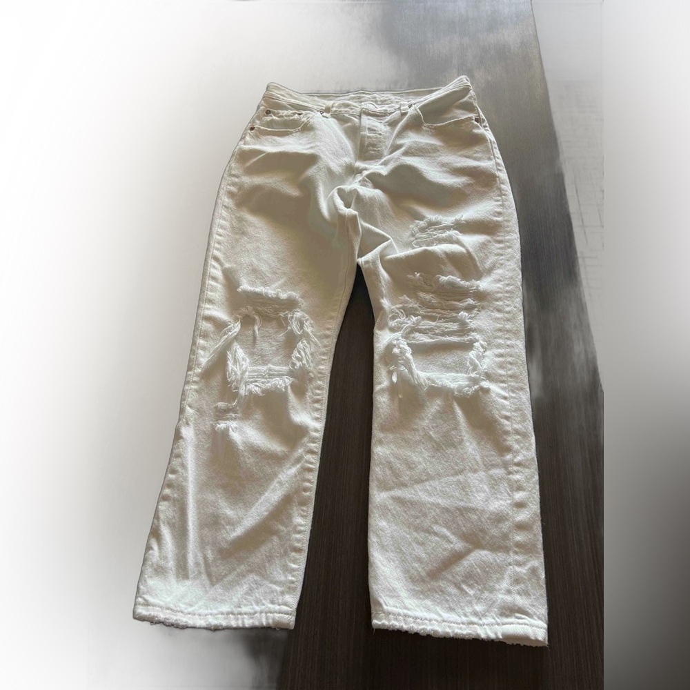 501 white Levi’s distressed 29/26 pants. A150